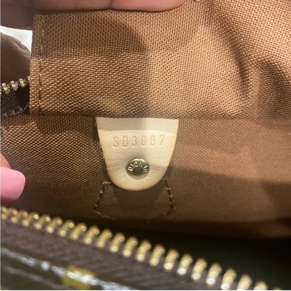 Authentic Louis Vuitton Monogram Speedy 30 - Picture 8 of 10